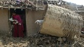 Kerusakan akses jalan ke daerah terdampak dilaporkan mempersulit upaya penyelamatan. (AP Photo/Niranjan Shrestha)