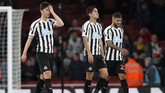 Yoshinori Muto, DeAndre Yedlin, dan Ki Sung-yueng tak dapat menyembunyikan ekspresi kekecewaan. Kalah dari Arsenal, Newcastle United kini berada di peringkat ke-14 dengan 35 poin atau hanya berjarak tujuh poin dari zona degradasi. (REUTERS/David Klein)