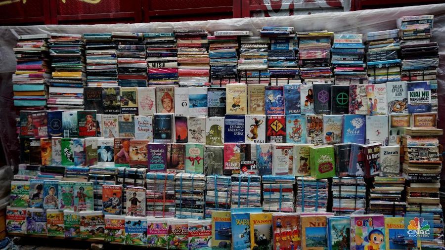 Meski sudah jarang yang berdagang, apalagi yang membeli. Para pelapak buku Kwitang bertahan, melawan arus zaman. 
