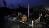 Sekitar 25 orang tewas akibat badai besar yang menerjang Bara, daerah selatan Nepal, pada Minggu (31/3) malam. (REUTERS/Navesh Chitrakar)