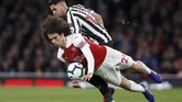 Pemain tengah Arsenal Matteo Guendouzi berduel dengan gelandang Newcastle United Ayoze Perez. (REUTERS/David Klein)