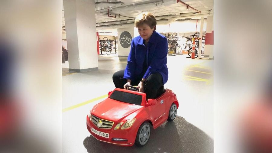 Presiden Interim Bank Dunia (World Bank) Kristalina Georgieva dikerjai koleganya saat April Mop.