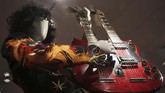 Gitar ini, yang memiliki dua leher, yang kerap dipakai oleh Jimmy Page dari band legendaris Led Zeppelin. (AP Photo/Seth Wenig)