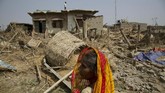 Badai juga menyebabkan banyak pohon tumbang, dan merusak galian saluran listrik dan telepon. (AP Photo/Niranjan Shrestha)