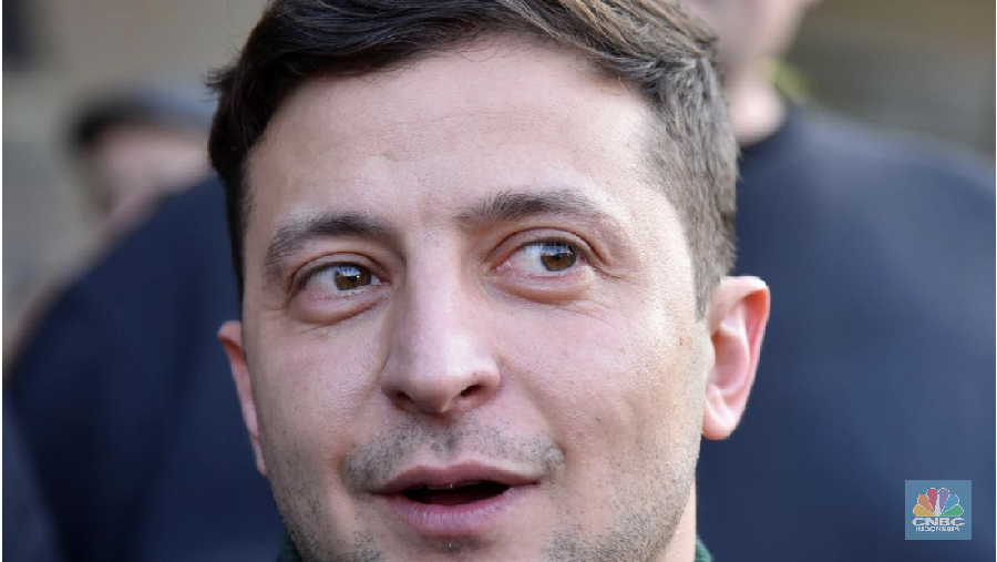 Seorang komedian tanpa pengalaman politik telah meraih suara terbanyak dalam putaran pertama pemilihan presiden Ukraina.