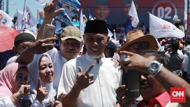 Wali Kota Padang Membaur dengan Pendukung di Kampanye Prabowo