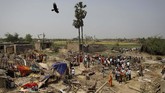 Selain korban tewas, badai itu juga menyebabkan 400 orang lainnya terluka. (REUTERS/Navesh Chitrakar)