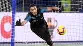 Thomas Strakosha disebut Talksport menjadi incaran Tottenham Hotspur untuk menggantikan Hugo Lloris yang melakukan blunder dalam laga melawan Liverpool. (REUTERS/Alberto Lingria)