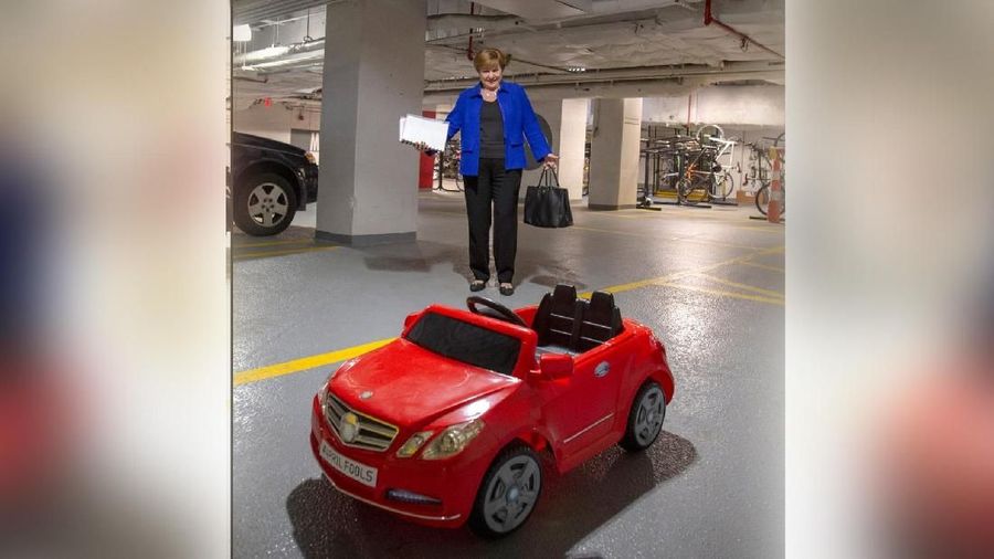 Presiden Interim Bank Dunia (World Bank) Kristalina Georgieva dikerjai koleganya saat April Mop.