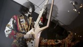 Satu set kostum dan gitar yang sering dipakai oleh Prince, seorang figur musik yang amat disegani sejak 1970-an. Prince meninggal pada April 2016, diduga akibat overdosis obat. (AP Photo/Seth Wenig)