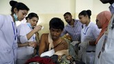 Sejumlah warga yang terluka dan berhasil dibawa ke rumah sakit terdekat langsung ditangani. (REUTERS/Navesh Chitrakar)