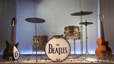 Instrumen musik yang biasa dipakai oleh The Beatles sebagai salah satu band terbesar sepanjang masa, turut dipamerkan dalam eksibisi 'Play It Loud: Instruments of Rock and Roll'. (AP Photo/Seth Wenig)