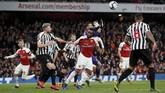 Pada menit ke-86 Alexandre Lacazette kembali menyarangkan bola namun dianulir wasit. Anthony Taylor menganggap pemain Prancis itu melakukan pelanggaran kepada kiper Martin Dubravka. (REUTERS/David Klein)