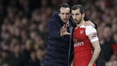 Henrikh Mkhitaryan yang hendak masuk menggantikan Mesut Oezil mendapat arahan dari Unai Emery. (REUTERS/David Klein)