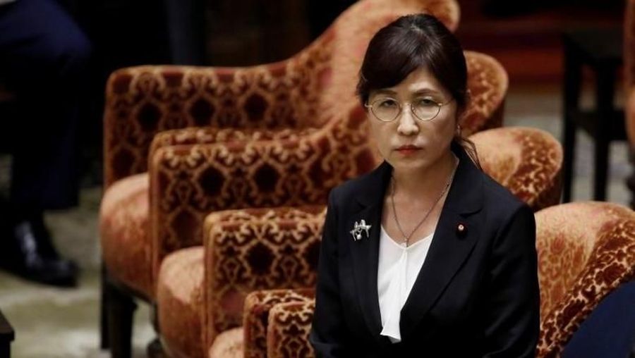 Seorang perempuan Jepang bernama Tomomi Inada ingin masuk ke dalam klub politik Jepang yang biasanya didominasi oleh laki-laki.