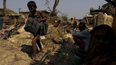 Jumlah korban tewas kemungkinan besar bertambah karena tim penyelamat masih berupaya mengeluarkan orang-orang yang terperangkap di dalam reruntuhan. (REUTERS/Navesh Chitrakar)