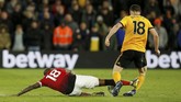 Pelanggaran keras Ashley Young terhadap penyerang Wolverhampton Wanderers Diogo Jota pada menit ke-51. (REUTERS/Andrew Yates)