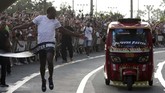Dekat garis finis, bajaj nyaris membalap Usain Bolt setelah masuk gigi ketiga. (REUTERS/Henry Romero)