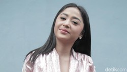 Teman Anak Koleksi Foto Seksinya, Dewi Perssik: Jangan Ya Dek Ya!