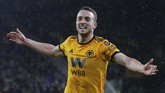 Diogo Jota merayakan gol pertama untuk Wolverhampton Wanderers. Man United kebobolan lantaran salah koordinasi antara Chris Smalling dan Ashley Young dalam menjebak offside kepada Jota yang menerima umpan terobosan dari Raul Jumenez. (REUTERS/Andrew Yates)
