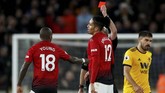 Bek Manchester United Ashley Young mendapat ganjaran kartu kuning kedua atau kartu merah tidak langsung dari wasit Mike Dean usai pelanggaran terhadap Diogo Jota. (Reuters/Andrew Boyers)