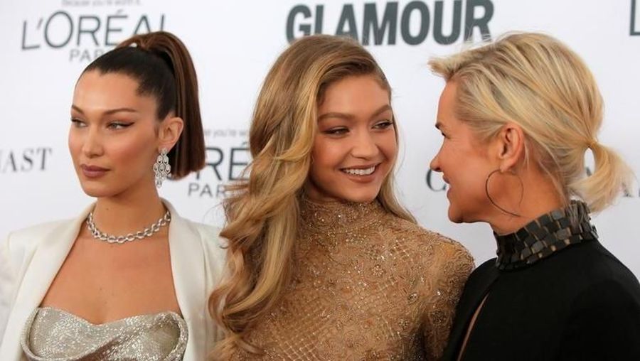 Bella Hadid, Gigi Hadid and Yolanda Foster. REUTERS/Andrew Kelly