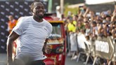 Ajang adu cepat Usain Bolt vs Bajaj merupakan bagian dari acara peresmian merek pakaian olahraga. (Photo by Cris BOURONCLE / AFP)