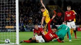 Man United mengalami antiklimaks, kebobolan pada menit ke-77 akibat gol bunuh diri Chris Smalling yang berusaha menghalau bola liar di kotak penalti timnya. (Reuters/Andrew Boyers)