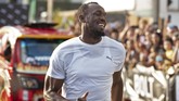 Bajaj tampak kalah start sehingga Usain Bolt sempat unggul jauh di depan dari kendaraan roda tiga itu. (Photo by Cris BOURONCLE / AFP)