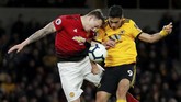 Pemain Wolverhampton Wanderers Raul Jimenez berduel dengan Phil Jones. Bek Setan Merah itu menggantikan Fred pada menit ke-65. (Reuters/Andrew Boyers)