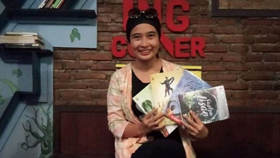 Kegelisahan akan terbatasnya pilihan buku bacaan untuk putrinya mendorong penulis Okky Madasari terjun ke dunia kepenulisan yang baru baginya.