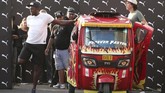 Mantan sprinter Jamaika Usain Bolt menantang kendaraan roda tiga di Kota Lima Peru untuk adu cepat dengannya di lintasan sepanjang 50 meter pada Selasa (2/4) waktu setempat. (AP Photo/Martin Mejia)