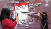 Di Sumatera Barat, KPU menyediakan dengan gambar latar menarik di kawasan Car Free Day (CFD) Khatib Sulaiman, Padang. Selain photobooth KPU juga mengajak anak-anak bermain ular tangga Pemilu agar dapat mengetahui pentingnya memilih. (ANTARA FOTO/Iggoy el Fitra/ama)