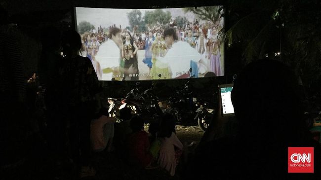 Membentang Layar Tancap dari Kuburan hingga Sawah