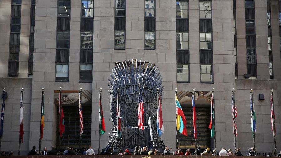 Kursi tahta, yang tingginya 35 'dan berat 20.000 pound, dikirim ke New York dengan dua semi-truk