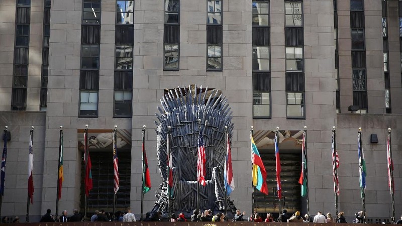 Kursi tahta, yang tingginya 35 'dan berat 20.000 pound, dikirim ke New York dengan dua semi-truk