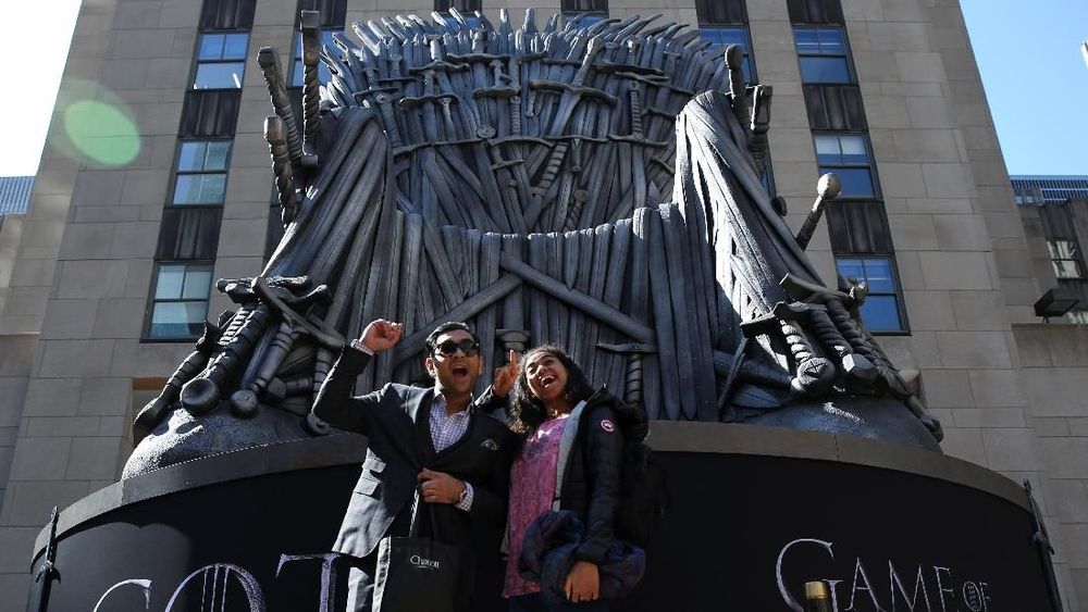 Warga New York Berebut Foto Duduki Kursi  Game  of Thrones 