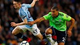 Pemain Manchester City Phil Foden berebut bola dengan bek Cardiff City Lee Peltier. Berdasarkan catatan Opta, The Citizens melepaskan 11 tembakan, sedangkan Cardiff hanya satu. (REUTERS/Phil Noble)