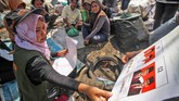 Sementara Komisi Independen Pemilihan (KIP) Lhokseumawe menggelar sosialisasi pada kaum marjinal di Tempat Pembuangan Akhir (TPA) Alue Lim, Lhokseumawe. Sosialisasi Pemilu kaum marjinal yang masuk Daftar Pemilih Tetap (DPT) di Aceh itu untuk mengenalkan tata cara mencoblos di bilik suara. (ANTARA FOTO/Rahmad/ama)