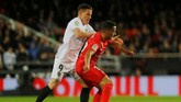 Real Madrid bermain buruk saat melawan Valencia. Winger Real Madrid Lucas Vazquez menjadi salah satu pemain depan yang kesulitan membongkar pertahanan tuan rumah. (REUTERS/Heino Kalis)