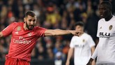 Setelah hadiah penalti dianulir saat injury time babak kedua, Real Madrid akhirnya mencetak gol lewat sundulan Karim Benzema pada menit ke-90+3 setelah menerima umpan Luka Modric. (JOSE JORDAN / AFP)