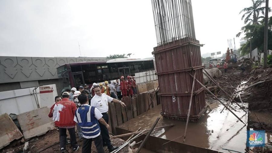 Jakarta kembali banjir. Gubernur Anies Baswedan menyalahkan kontraktor ADHI dan Waskita dengan proyek-proyek mereka sebagai penyebab banjir.