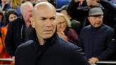 Pelatih Real Madrid Zinedine Zidane sebelum pertandingan Liga Spanyol melawan Valencia di Stadion Mestalla, Rabu (3/4) malam waktu setempat. (REUTERS/Heino Kalis)