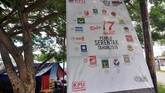 Media sosialisasi yang digunakan dalam berbagai bentuk, dari mulai umbul-umbul, baliho, spanduk hingga lukisan dinding atau mural. Tampak sebuah baliho terpasang di kawasan pengungsian warga korban bencana gempa dan tsunami di Kelurahan Tawaeli, Palu, Sulawesi Tengah. (ANTARA FOTO/Mohamad Hamzah/hp)