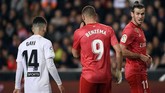 Pemain Real Madrid Gareth Bale (kanan) dan Karim Benzema bereaksi di atas lapangan. Keunggulan 2-1 untuk Valencia bertahan hingga akhir pertandingan. Ini adalah kekalahan pertama Madrid bersama Zinedine Zidane. (JOSE JORDAN / AFP)