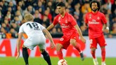 Pemain Real Madrid Marco Asensio berduel dengan pemain Valencia Daniel Wass. Madrid mengincar kemenangan ketiga beruntun sejak Zinedine Zidane ditunjuk sebagai pengganti Santiago Solari. (REUTERS/Heino Kalis)