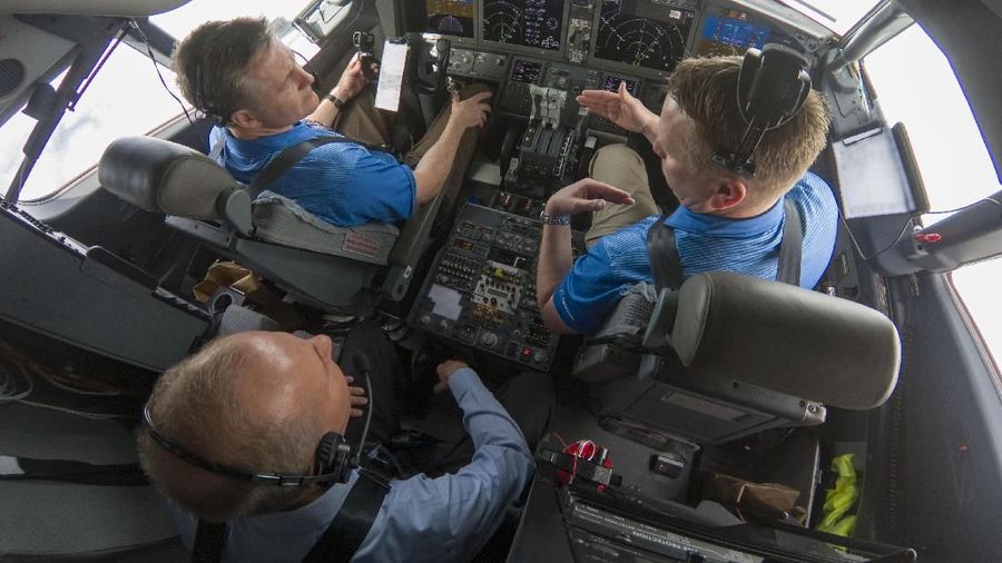 Pembaruan perangkat lunak berfungsi sebagaimana dirancang, dan pilot mendarat dengan selamat di Boeing Field.