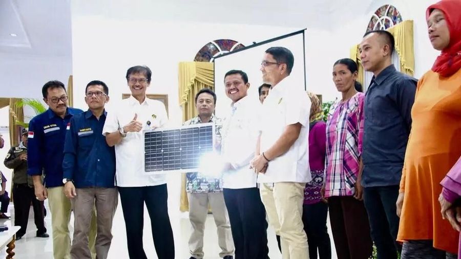 Kementerian (ESDM) menyerahkan bantuan 1.000 buah Lampu Tenaga Surya Hemat Energi (LTSHE) dan 150 penerangan umum tenaga surya (PJU-TS).