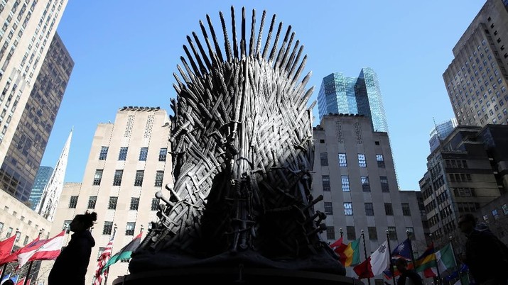 Warga New York Berebut Foto Duduki Kursi Game of Thrones 
