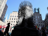 Warga New York Berebut Foto & Duduki Kursi Game of Thrones